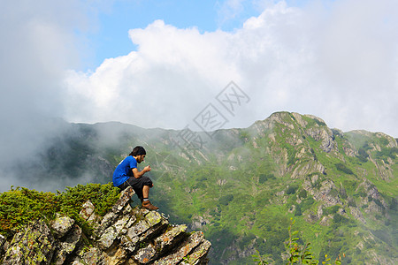 山地背景的探险者 山上的年轻男子背包工 格鲁吉亚人本性远足者顶峰冒险运动岩石男性活动旅游爬坡远足图片