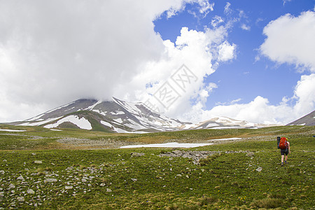 山地风景背景的登山者 年轻女孩背包车图片