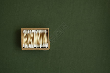 环保棉签 一个硬纸盒 里面装着绿色表面的可回收竹棉签 零废物概念 生态产品 在一个盒子里的化妆品棒 用于清洁耳朵的木棍棉布卫生浪图片