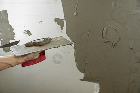 工人用石膏在墙上加块瓦片 并施用水泥米故事萝卜前言图片