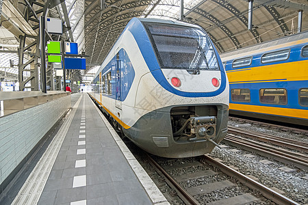 在荷兰阿姆斯特丹中央车站等候的列车火车图片