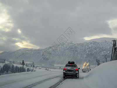 在挪威的雪路和风景中行驶乡村森林运输木头旅行国家暴风雪小路交通天气图片