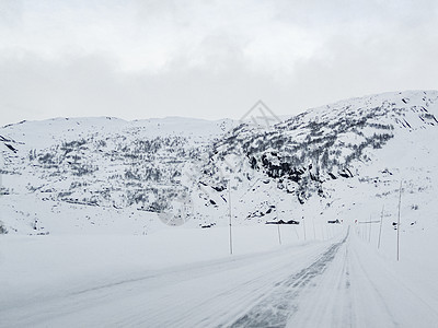 在挪威的雪路和风景中行驶乡村森林旅行木头运输天气小路季节交通暴风雪图片