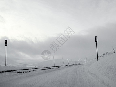 在挪威的雪路和风景中行驶天气旅行森林国家木头交通运输暴风雪乡村季节图片