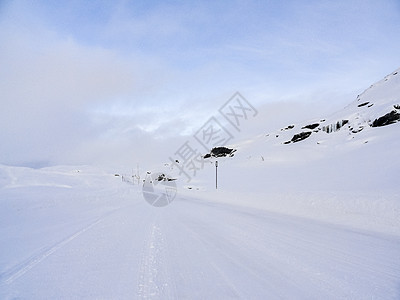 在挪威的雪路和风景中行驶暴风雪运输小路乡村森林天气旅行交通木头国家图片