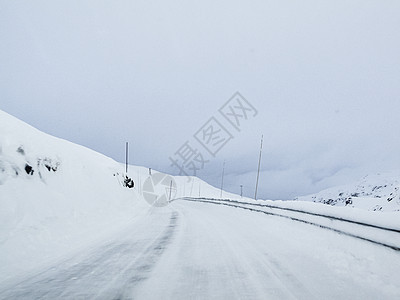 在挪威的雪路和风景中行驶交通季节木头运输森林乡村天气小路旅行暴风雪图片