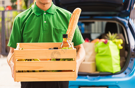 送货员杂货店在木质面包中准备新鲜蔬菜食品运输盒子命令服务男人商业食物邮递员购物男性图片