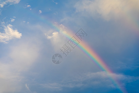 雨后天上云彩的彩虹图片