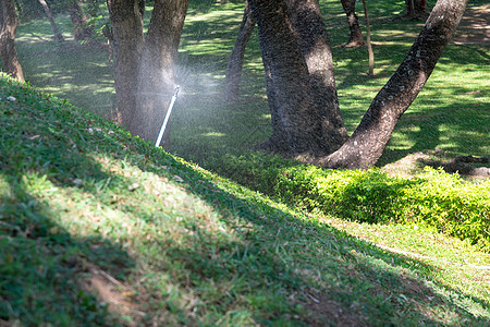 公园里的喷雾器洒水器生长喷射灌溉液体花园管道地面机器工具图片