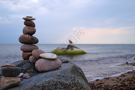 海滩上平衡的石头或岩石堆场景团体日落蓝色温泉天空卵石治疗金字塔海洋图片