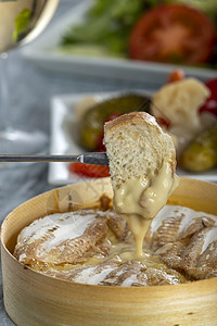 奶油干酪和面包沙拉乡村液体玻璃奶制品派对餐厅美食烹饪食物图片
