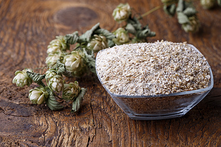 麦芽木头啤酒厂小麦酿造粮食原料食物大麦糊状物啤酒图片