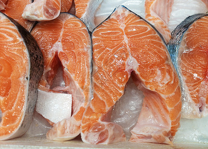 冰柜柜台的新鲜鲑鱼红鱼牛排购物食物烹饪饮食海鲜钓鱼动物架子冷藏陈列柜图片