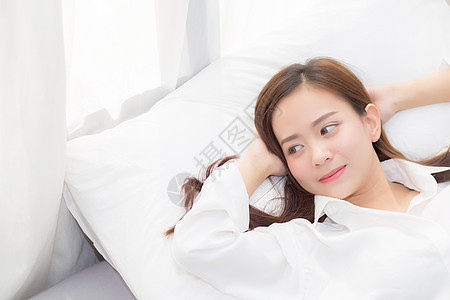 美丽的亚洲年轻女子睡在床上 头部躺在Pp上房子女士快乐休息时间活动幸福房间成人女性图片