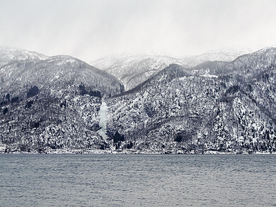 冬季风景在挪威日落 费里凡斯内到巴莱斯特兰德草坪太阳山脉全景海岸阳光村庄日出渡船天空图片