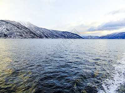 冬季风景在挪威日落 费里凡斯内到巴莱斯特兰德阳光草坪天空旅游蓝色山脉海岸旅行渡船巡航图片