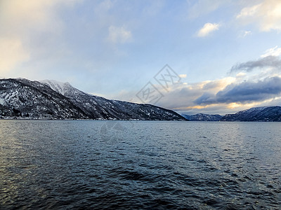 冬季风景在挪威日落 费里凡斯内到巴莱斯特兰德阳光旅游峡湾蓝色村庄海岸巡航天空码头旅行图片