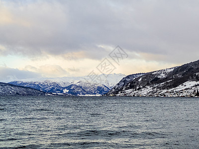 挪威韦斯特兰Sognefjord的冬季风景和早晨时间日落天空冰镇冷冻日出冻结反射山脉海岸环境图片