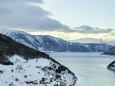 挪威韦斯特兰Sognefjord的冬季风景和早晨时间冰镇山峰颂歌天空反射日出旅行冻结蓝色峡湾图片