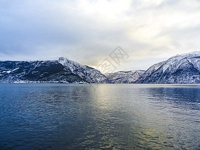 挪威韦斯特兰Sognefjord的冬季风景和早晨时间全景冷冻山脉山峰蓝色日出海岸天空冰镇峡湾图片