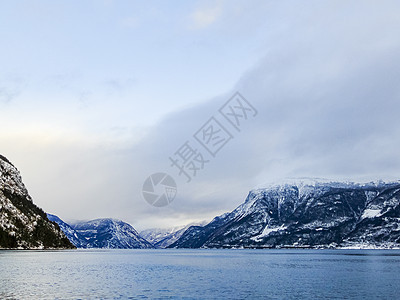 挪威韦斯特兰Sognefjord的冬季风景和早晨时间全景冻结日落日出旅行海岸环境蓝色峡湾冷冻图片