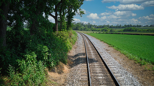 通往Tru Woods的铁路轨道水平金属蓝色火车旅行枕木木头方法赛道运输图片