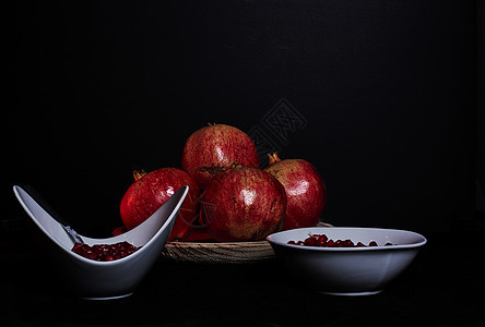 木板上的石榴和含酸奶碗中的种子生物食谱活力桌子照片食物生食营养维生素饮食图片