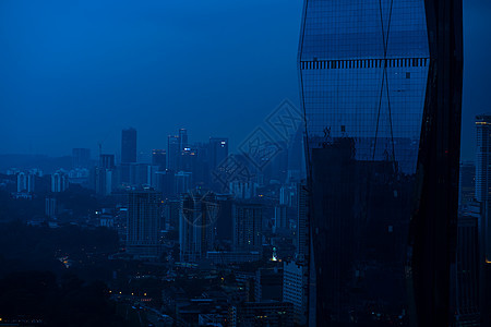 在日落的雨云下 有时髦的未来建筑摩天大楼高楼118KL 1118天际旅游市中心中心首都夜生活蓝色办公室戏剧性旅行图片