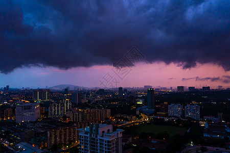 夜晚城市日落 雨云笼罩夜雨 对吉隆坡风景的美景引人瞩目全景市中心天际办公室天空雷雨摩天大楼天线地标建筑图片