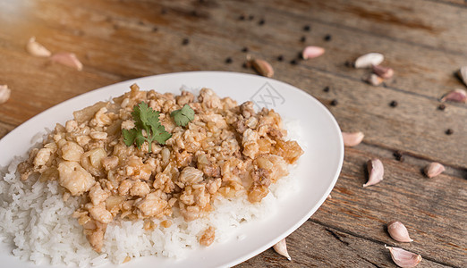 炒鸡和大米上的大蒜炸鸡 泰国食品概念烹饪蔬菜食物午餐胡椒盘子文化美食油炸黄瓜图片