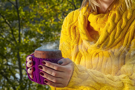 女性手中陶瓷杯热咖啡 ortea 的特写视图 秋季公园的热饮料饮料 在秋天的森林里温暖的温暖的饮料缠绕早餐女士女孩成人咖啡蒸汽咖图片