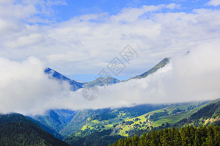 格鲁吉亚美丽的风景和山地景观 多姿多彩的地方季节旅行远足墙纸天空冒险植物旅游阳光环境图片