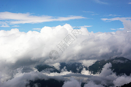 格鲁吉亚的山云和地貌图景植物群天空风景晴天山脉森林全景高山日落景色图片