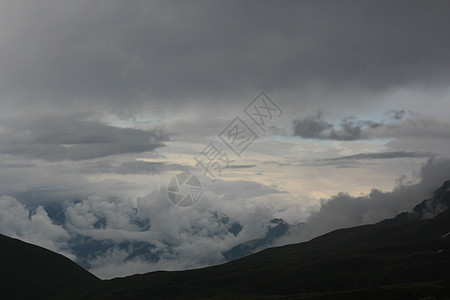 格鲁吉亚的山云和地貌图景远足森林山脉阳光墙纸蓝色天气场景天堂日落图片