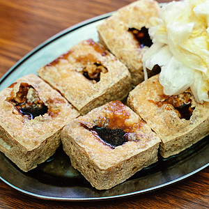 深油炸臭豆腐加菜菜菜卷心菜美食辣椒口感食物游客旅行市场小吃街道油炸图片