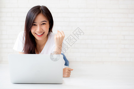 美丽的像一个年轻女性的肖像 兴奋和高兴的苏克员工享受胜利情感办公室快乐业者职业人士电脑图片