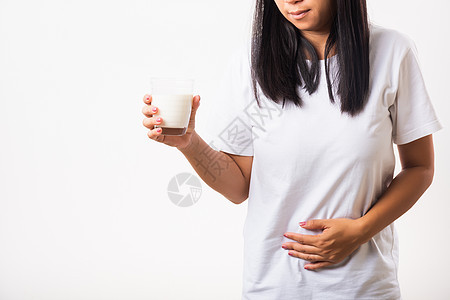 女人用手握着玻璃牛奶 她胃痛得要命疾病女性腹部症状成人药品痛苦手势乳糖女士图片