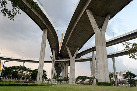 在崇高的天下城市穿越交通立交桥运输卡车旅行路线建筑学流动图片