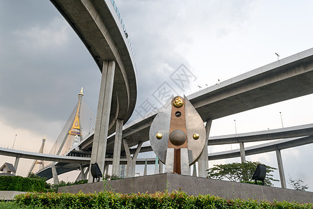 在崇高的天下卡车柱子流动过境交通工程城市穿越运输蓝色图片