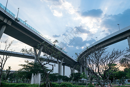 在崇高的天下驾驶柱子街道运输卡车穿越建筑学流动交通工程图片