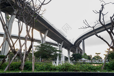 在崇高的天下穿越交通曲线汽车建筑学天空街道驾驶蓝色柱子图片