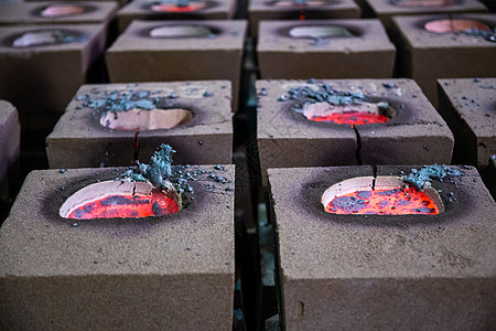 钢铸造后填充的沙模冷却过程 在工艺过程中破裂作坊金属工厂铸件静物模具技术制造业投掷钢厂图片