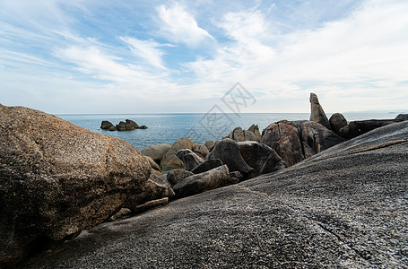 大悬崖和大海 天空充满云彩的蓝色天空阳光风景海滩巨石天堂旅行太阳石头旅游海浪图片