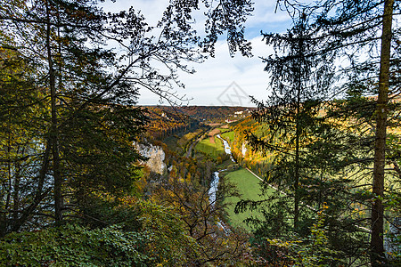 在伯伦修道院附近美丽的多瑙河谷的 美妙秋天远足草地落叶通量途径森林茅屋公园叶子娱乐天堂图片