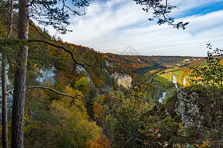 在伯伦修道院附近美丽的多瑙河谷的 美妙秋天远足旅行岩石天堂场地茅屋季节风景公园橙子植物群图片