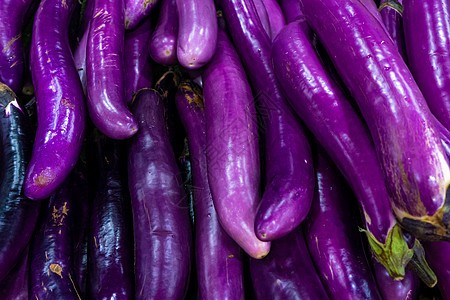 杂货店蔬菜区 一箱茄子 一箱茄子店铺农民农场团体收成紫色花园甜瓜市场美食图片