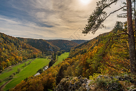 在伯伦修道院附近美丽的多瑙河谷的 美妙秋天远足通量自然公园风景途径农村公园植物群草地旅行旅游图片