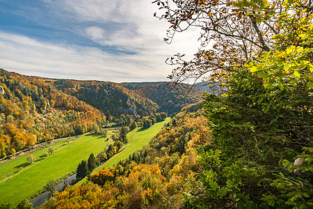 在伯伦修道院附近美丽的多瑙河谷的 美妙秋天远足枝条环境橙子茅屋落叶通量森林旅游季节场地图片