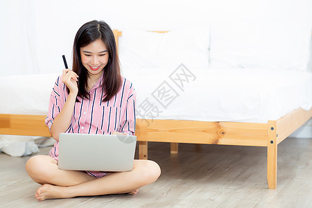 年轻女性的肖像美景 坐用客信用车支付女孩互联网网站借方成人电脑信用电子商务卡片图片