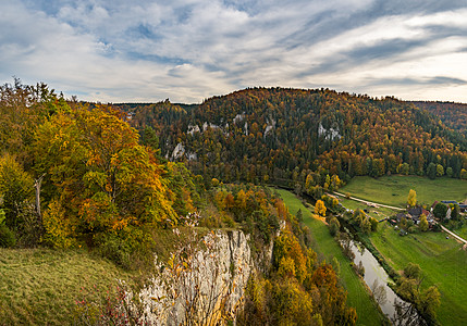 在伯伦修道院附近美丽的多瑙河谷的 美妙秋天远足叶子旅游森林草地农村落叶天堂通量风景橙子图片